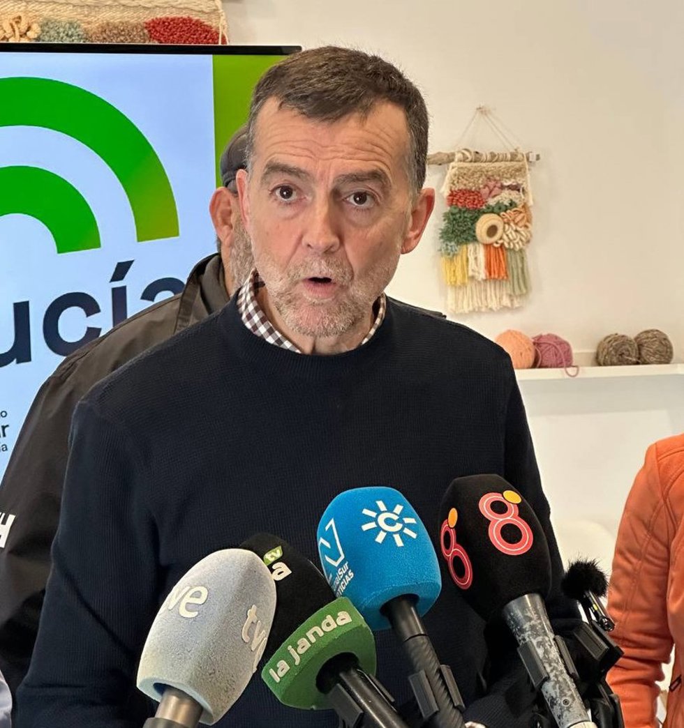 El coordinador federal de IU, Antonio Maíllo, atiende a los medios en Chiclana de la Frontera (Cádiz).