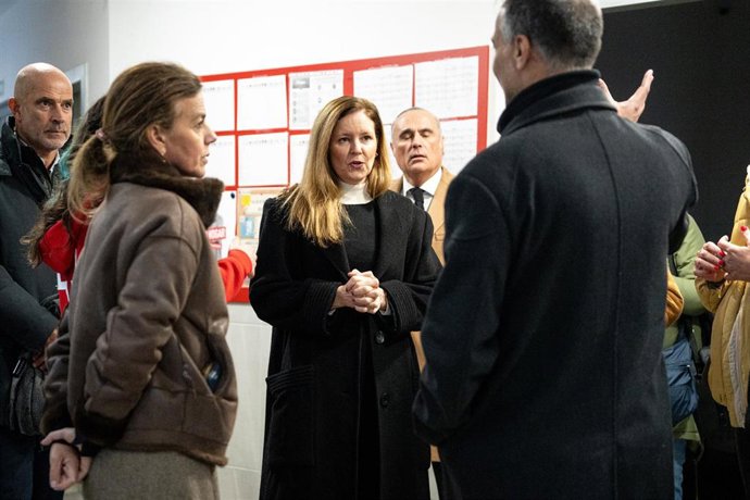 Archivo - La consejera de Familia, Juventud y Asuntos Sociales de la Comunidad de Madrid, Ana Dávila (c), visita el Centro de Acogida Temporal San Blas para personas sin hogar, a 8 de enero de 2026, en Madrid (España). Durante su visita la consejera ha he