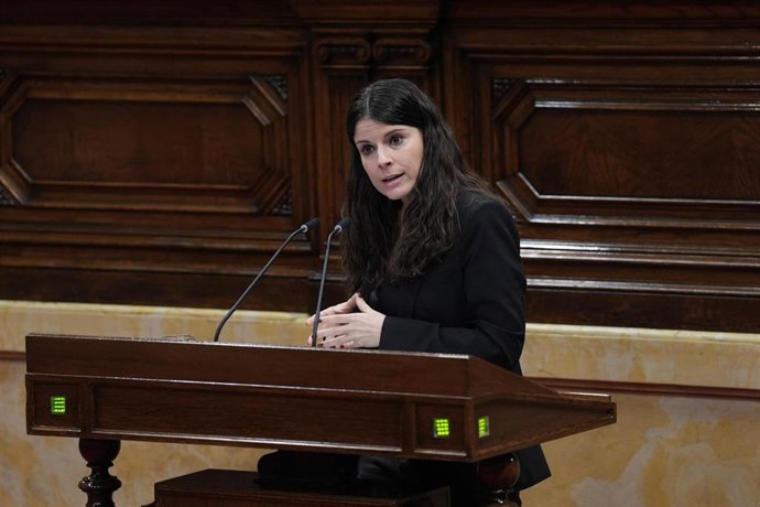 La presidenta de Junts en el Parlament, Mónica Sales, durante una sesión de control, en el Parlament de Catalunya, a 28 de enero de 2026, en Barcelona, Catalunya (España).