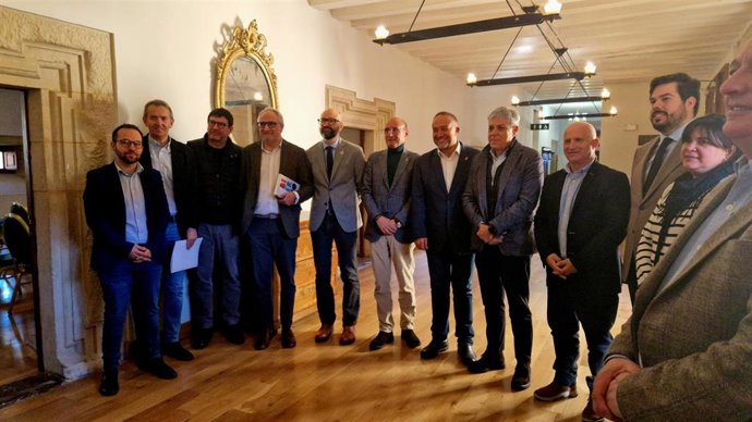 Representantes de la Agrupación de Municipios Mineros de Castilla y León (Amumi) y de diferentes administraciones han asistido este jueves a la Asamblea General de la entidad celebrada en la Real Colegiata de San Isidoro de León.