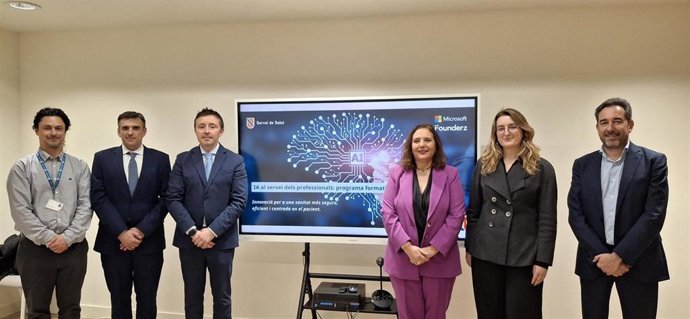 La consellera de Salud, Manuela García, y el director general del IbSalut, Javier Ureña, con responsables de Microsoft y Founderz.