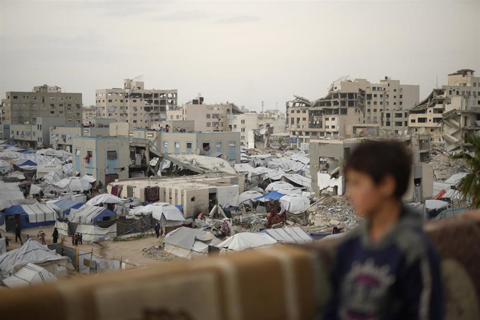 Tiendas de campaña usadas por palestinos desplazados en la ciudad de Gaza, ante la destrucción causada por la ofensiva de Israel contra la Franja tras los ataques del 7 de octubre de 2023 (archivo)
