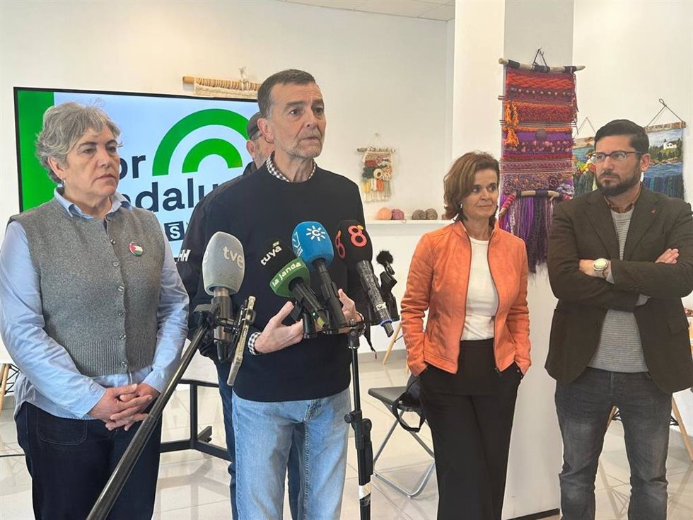 El coordinador federal de Izquierda Unida y candidato de la coalición Por Andalucía a la Presidencia de la Junta, Antonio Maíllo, en rueda de prensa en Chiclana de la Frontera (Cádiz)