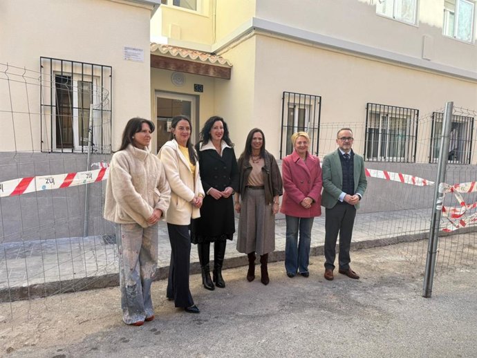 La consejera de Fomento y la alcaldesa de Almería visitan obras de rehabilitación de edificios en el barrio de Los Pintores.