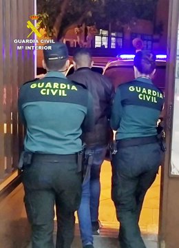 Dos agentes custodian al detenido