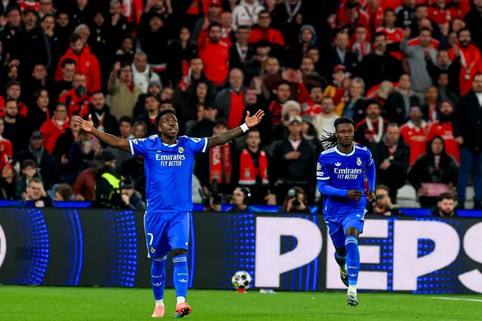 Vinícius Júnior celebra un gol ante el SL Benfica en Champions.
