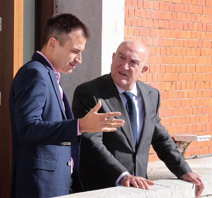 El astronauta comercial Alberto Gutiérrez (izda) y el alcalde de Valladolid, Jesús Julio Carnero, dialogan en el balcón del Ayuntamiento de la ciudad.