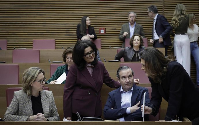 Diputados del PP en el pleno de Les Corts de este jueves
