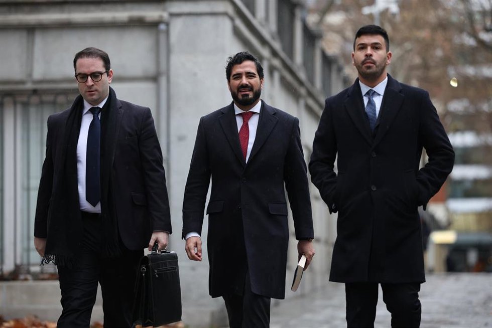 El eurodiputado y líder de Se Acabó la Fiesta (SALF), Luis 'Alvise' Pérez (c), a su llegada al Tribunal Supremo, a 26 de enero de 2026, en Madrid (España).
