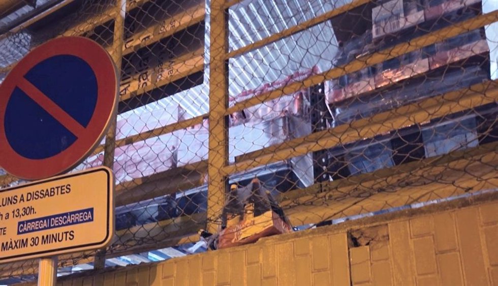 Dos detenidos al ser pillados escalando el muro de un supermercado para robar bebidas en Palma