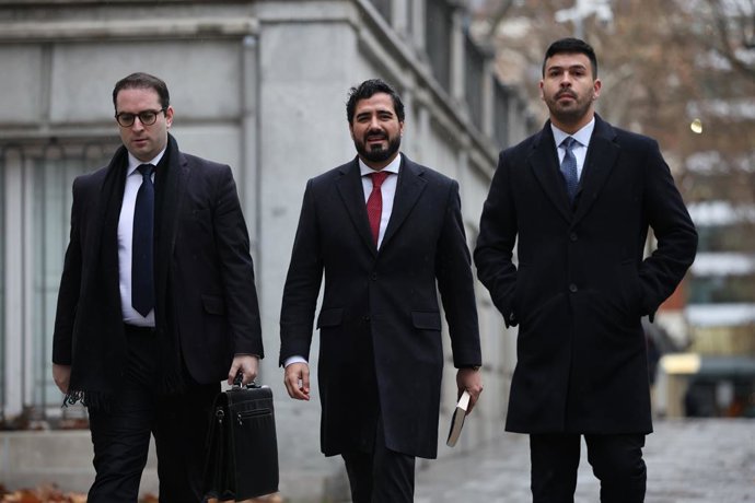 El eurodiputado y líder de Se Acabó la Fiesta (SALF), Luis 'Alvise' Pérez (c), a su llegada al Tribunal Supremo, a 26 de enero de 2026, en Madrid (España). El Tribunal Supremo (TS) escucha hoy al eurodiputado y líder de Se Acabó la Fiesta (SALF) por el pr