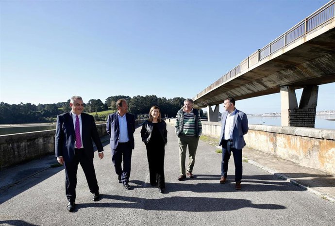 Archivo - La presidenta de Cantabria, María José Sáenz de Buruaga, entre otras autoridades, en el acto de primera piedra de las obras del Puente de Somo