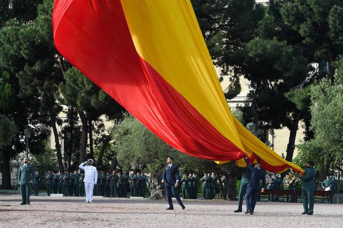 Archivo - Agentes de la Guardia Civil y del Ejército durante el acto de izado solemne de bandera con motivo de la festividad de San Isidro, en los Jardines del Descubrimiento de la plaza de Colón, a 15 de mayo de 2025, en Madrid (España). Con motivo de la