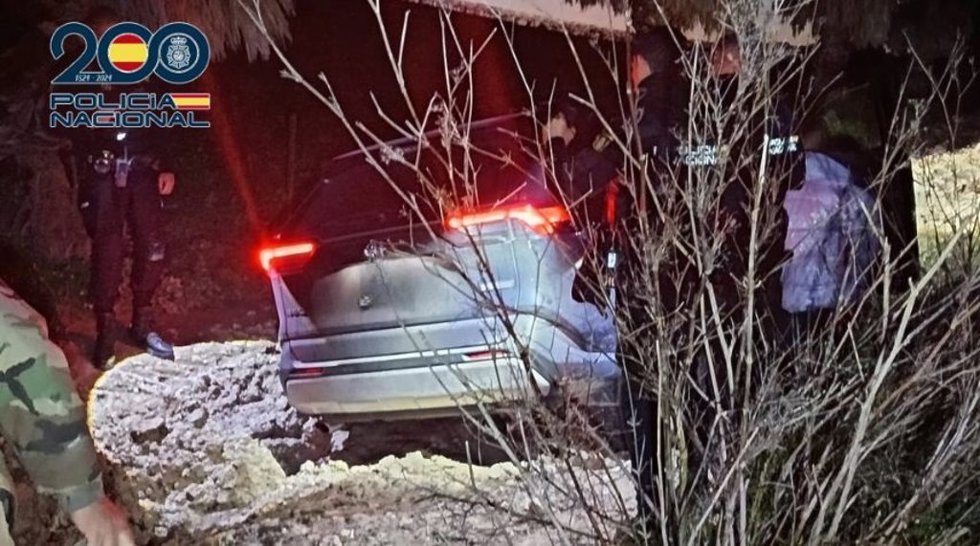 Vehículo todoterreno atrapado en una zona pantanosa de la que fueron rescatadas una madre y sus dos hijas.