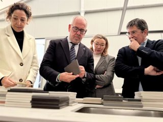 Archivo - Jesús Estrella (c), en una imagen de archivo durante la visita a una empresa.