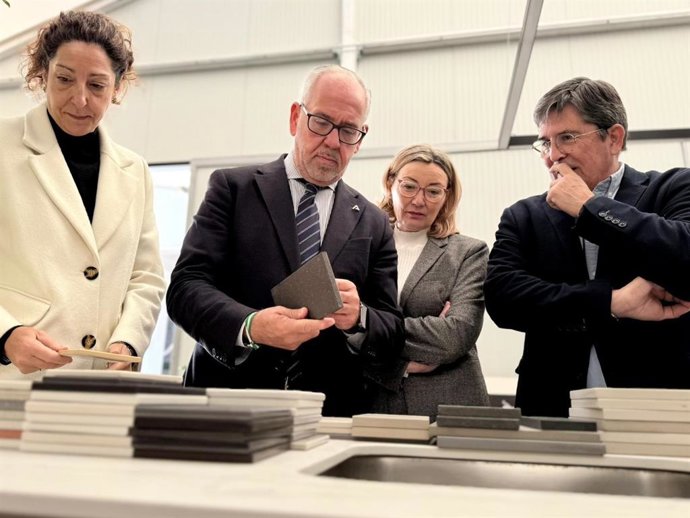 Archivo - Jesús Estrella (c), en una imagen de archivo durante la visita a una empresa.