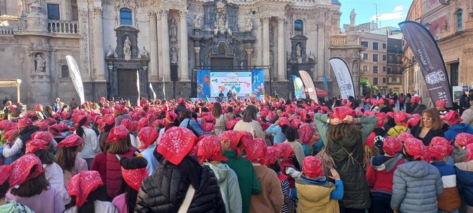 Un millar de alumnos de 16 centros educativos del municipio de Murcia muestran su apoyo a los niños con cáncer de la mano del proyecto 'Pañuelo Challengue' de Fundación Aladina