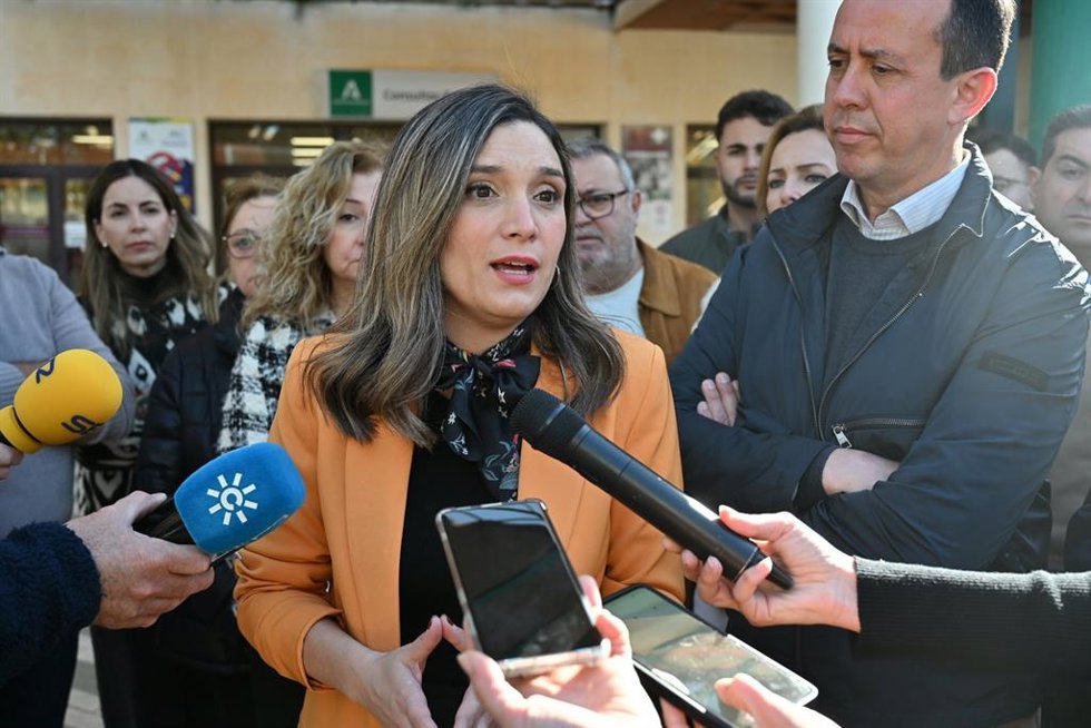 La vicesecretaria general del PSOE-A, María Márquez, atiende a los medios en el Hospital de Poniente en El Ejido (Almería).
