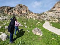 Medio centenar de desalojados en un barrio de Loja (Granada) por el riesgo de caída de una roca del Hacho