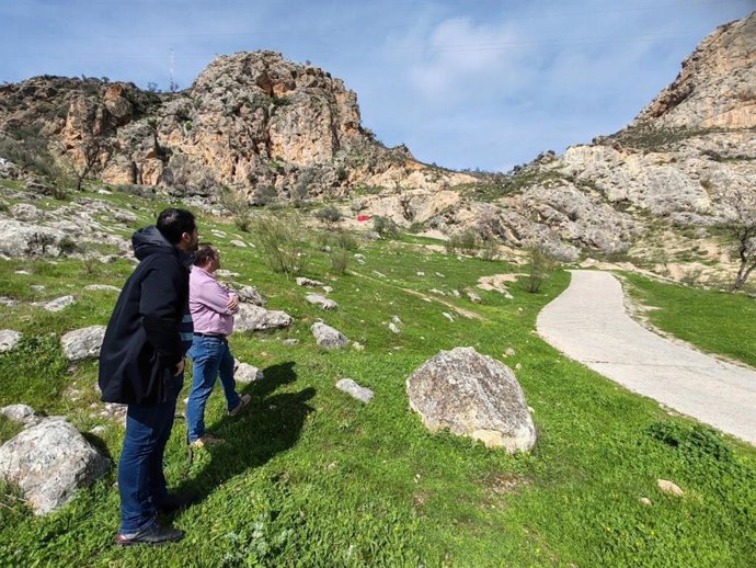 El alcalde de Loja, Joaquín Ordóñez, a la izquierda en la imagen, revisa la zona del monte Hacho afectada