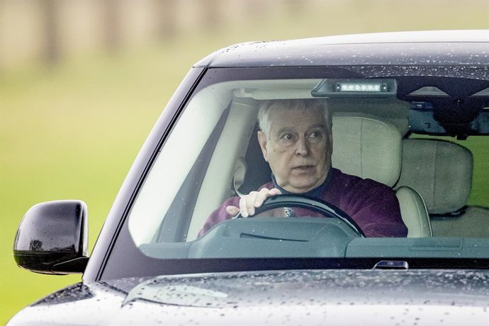 26 de janeiro de 2026, Windsor, Berkshire, Reino Unido: Windsor, Reino Unido. Andrew Mountbatten-Windsor é visto dirigindo na The Long Walk, em Windsor. O ex-príncipe deve se mudar da Royal Lodge, na propriedade de Windsor, e irá para uma nova casa em San