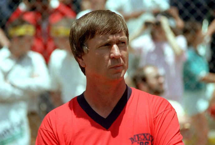 Archivo - FILED - 12 June 1986, Mexico, Queretaro: Then coach of the Danish national soccer team, Sepp Piontek, looks on during the FIFA World Cup game in Mexico, where Denamrk won 2-0 against Germany. Sepp Piontek has died at the age of 85 after a short 