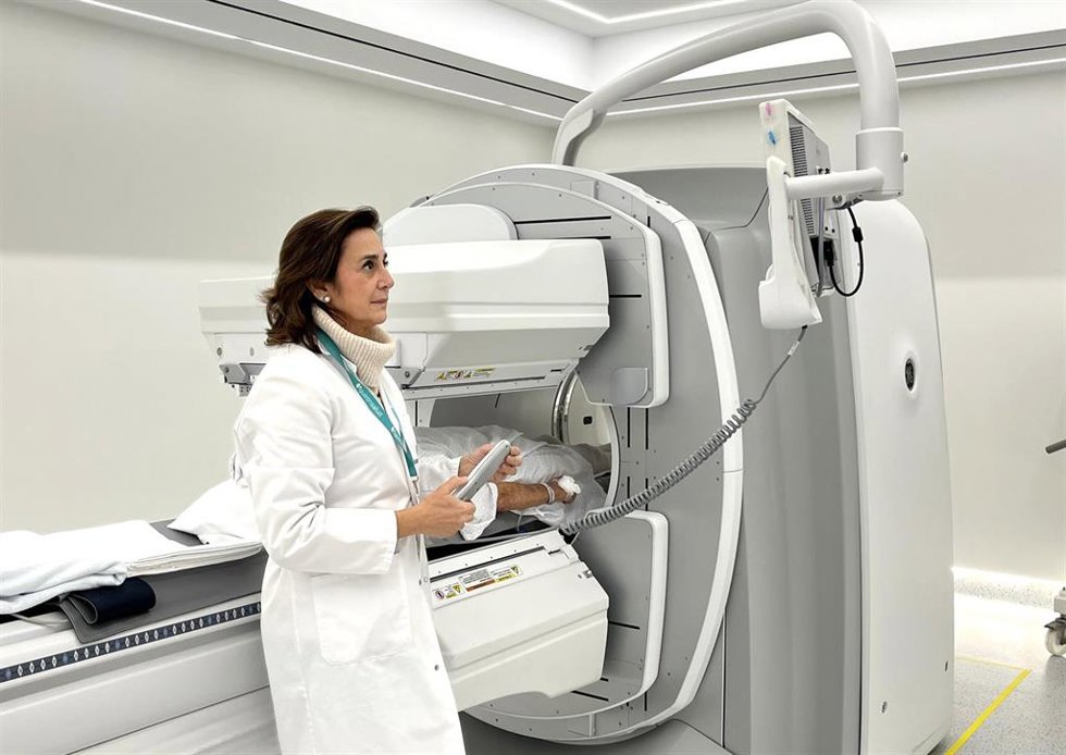 La doctora Benítez durante la realización de una prueba en la gammacámara.