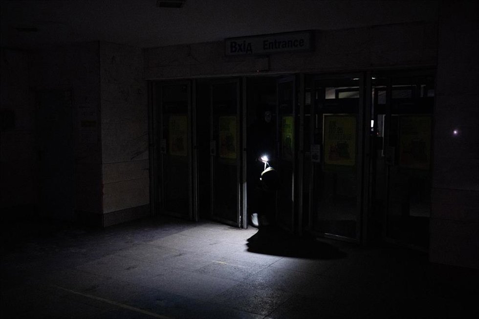 Una persona usando la linterna del móvil en una parada del Metro de Kiev tras un apagón a causa de los ataques de Rusia contra el sistema energético de Ucrania (archivo)