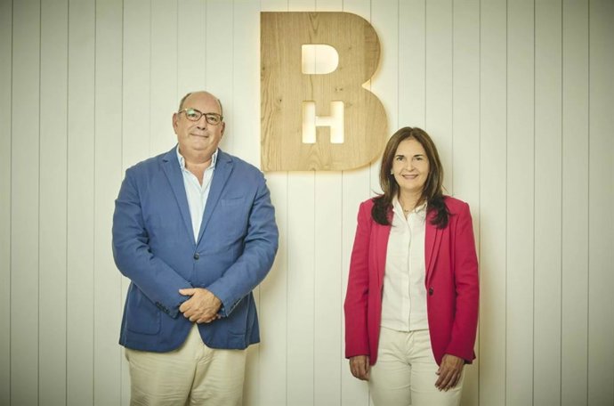 Archivo - De izda a dcha: el consejero delegado, socio cofundador y gestor de renta fija de Buy & Hold, Rafael Valera; y la directora de renta fija de Buy & Hold, María Morales.