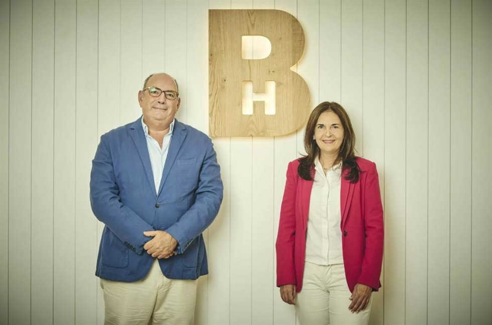 Archivo - De izda a dcha: el consejero delegado, socio cofundador y gestor de renta fija de Buy & Hold, Rafael Valera; y la directora de renta fija de Buy & Hold, María Morales.