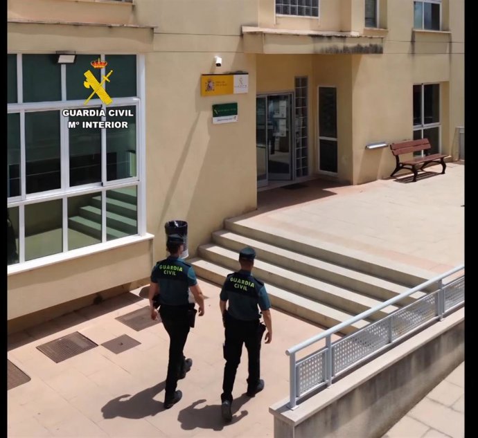 Dos agentes de la Guardia Civil.