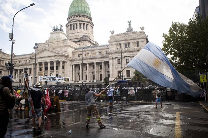 Cientos de personas protestan en los alrededores del Congreso contra la reforma laboral del Ejecutivo argentino