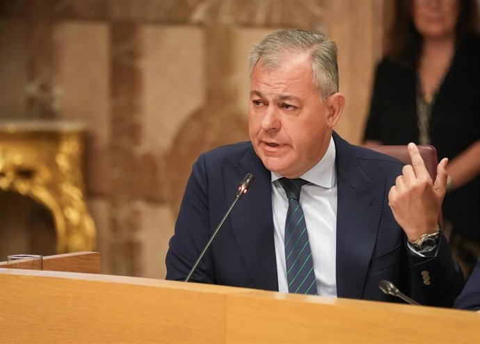 Archivo - El alcade de Sevilla, José Luis Sanz en el Pleno del Ayuntamiento en una imagen de archivo.