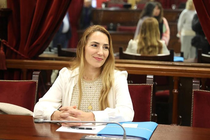 Archivo - La presidenta de Vox Baleares, Patricia de las Heras, durante un pleno del Parlament.