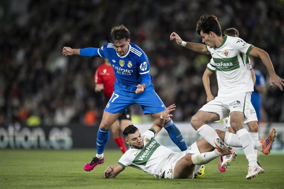 Archivo - El jugador del Real Madrid Raúl Asencio disputa un balón ante Rafa Mir, del Elche.