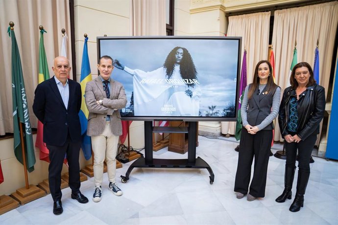 La concejala delegada de Comercio, Vía Pública y Fomento de la Actividad Empresarial, Elisa Pérez de Siles, junto a la diputada responsable de Málaga de Moda, Esperanza González, y el diseñador Rafael Urquizar