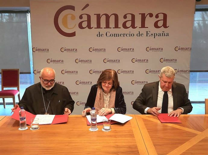 Firma del convenio por monseñor Jaime Villarroel, obispo de Carúpano (Venezuela); María Dolores García, presidenta de la UCAM, y Javier Collado, director general de INCYDE