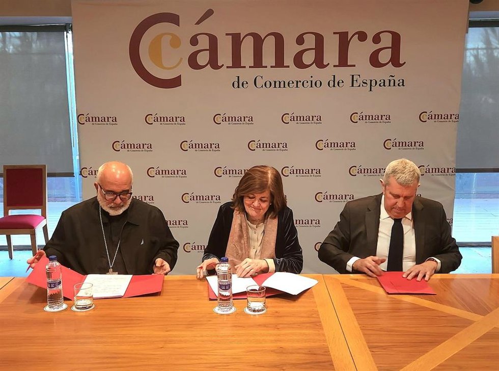 Firma del convenio por monseñor Jaime Villarroel, obispo de Carúpano (Venezuela); MaríaDolores García, presidenta de la UCAM, y JavierCollado, director general de INCYDE