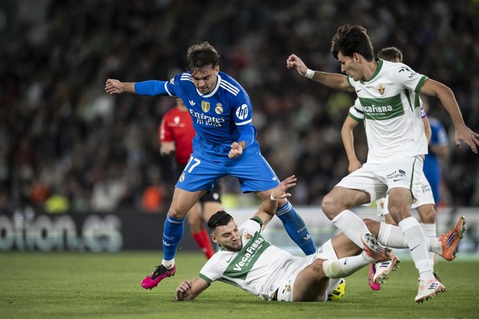 Archivo - Raul Asencio of Real Madrid CF and Rafa Mir of Elche CF in action during the Spanish league, La Liga EA Sports, football match played between Elche CF and Real Madrid C.F. at Manuel Martinez Valero Stadium on November 23, 2025 in Elche, Spain.