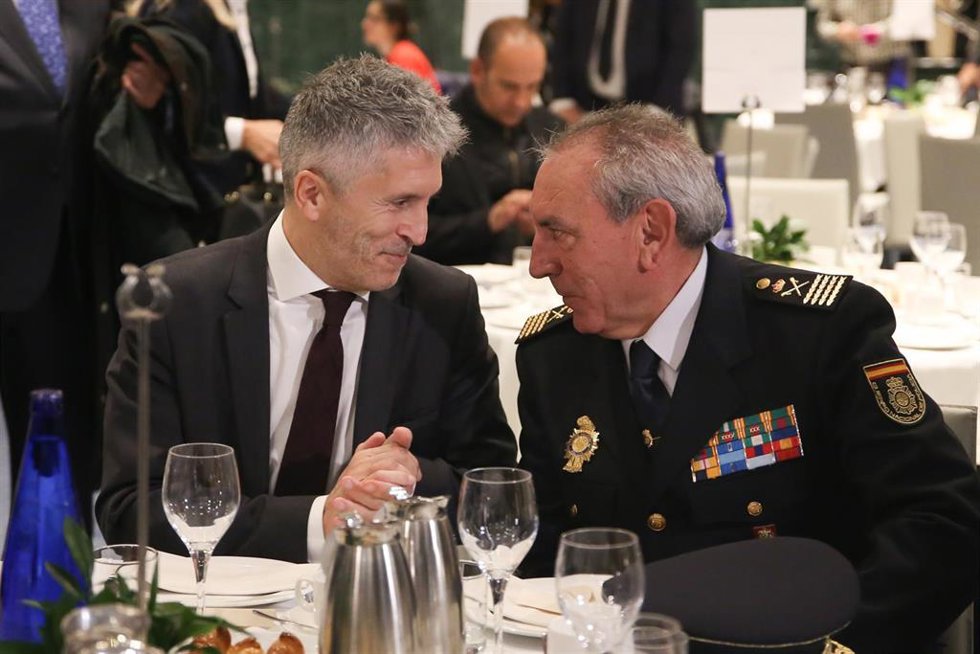 Archivo - El ministro de Interior, Fernado Grande-Marlaska (izquierda) habla con el DAO de la Policía Nacional, José Ángel González, durante los XVII premios autónomos del año que entrega la Asociación de Trabajadores Autónomos -ATA-.