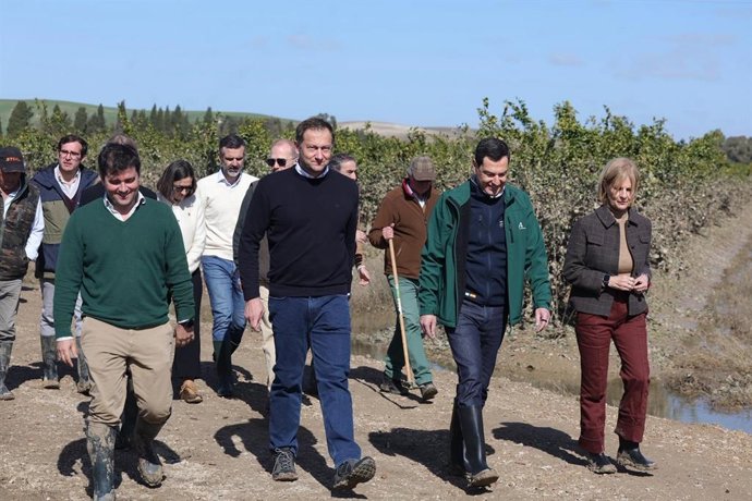 Visita del comisario europeo de Agricultura, Christophe Hansen, a Jerez de la Frontera (Cádiz), junto al presidente de la Junta de Andalucía, Juanma Moreno.