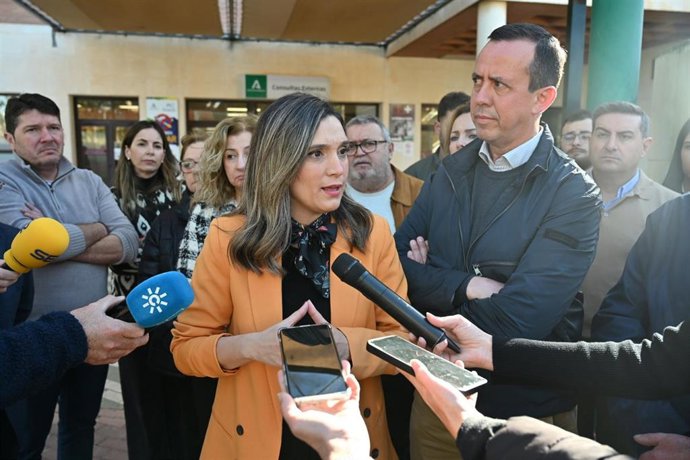 La vicesecretaria general del PSOE-A, María Márquez, atiende a los medios a las puertas del Hospital Universitario Poniente en El Ejido (Almería).