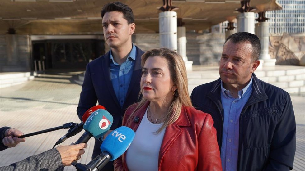 La portavoz del Grupo Parlamentario Socialista, Carmina Fernández, en la puerta de la Asamblea Regional