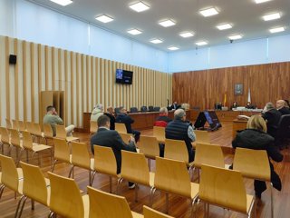 Acusados por construir 'narcolanchas' en Vigo y el norte de Portugal, en la macrosala de la Ciudad de la Justicia olívica.