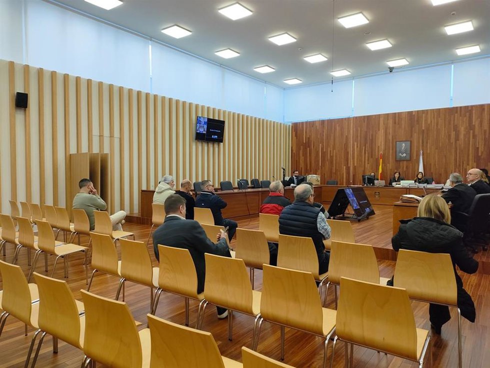 Acusados por construir 'narcolanchas' en Vigo y el norte de Portugal, en la macrosala de la Ciudad de la Justicia olívica.