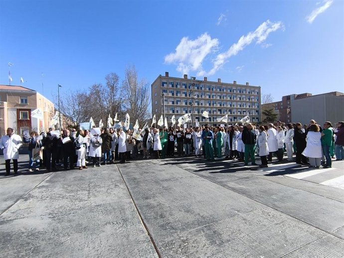 Protesta de los médicos para reclamar un Estatuto Marco propio a la entrada del Servicio de Urgencias del Hospital Clínico Universitario de Valladolid.