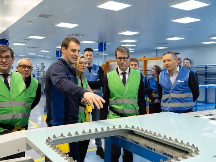 El presidente del Gobierno de La Rioja, Gonzalo Capellán, junto a la consejera de Economía, Innovación Empresas y Trabajo Autónomo, Belinda León, visita las nuevas instalaciones de la empresa MASA