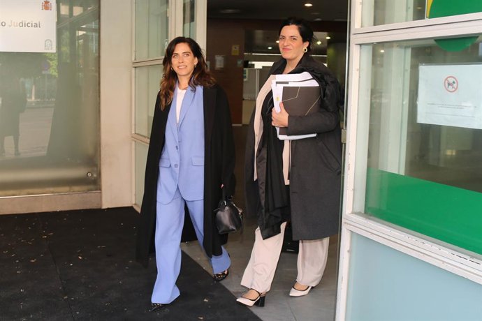 Archivo - Arquivo - María León e Carla Vall i Duran, advogada da atriz, saem do Tribunal Penal nº 12 de Sevilha após prestarem depoimento ao juiz, acusadas de agredir uma policial local, em 14 de março de 2025, em Sevilha (Andaluzia, Espanha). Os fatos, s