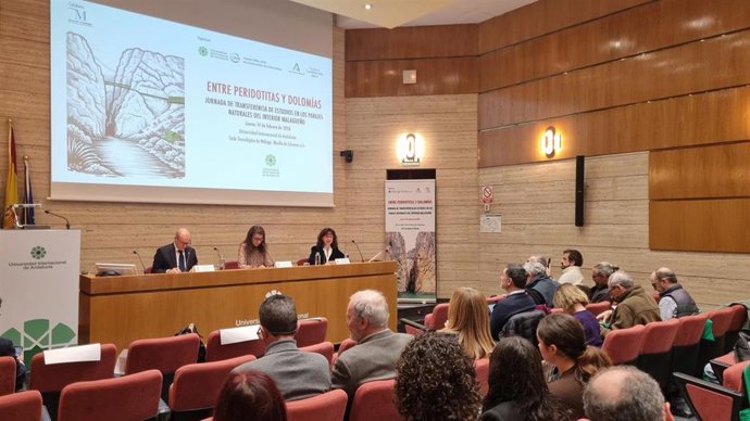 La Universidad Internacional de Andalucía (UNIA) ha inaugurado en la Sede Tecnológica del Puerto de Málaga 'Entre peridotitas y dolomías. Jornada de transferencia de estudios en los parajes naturales del interior malagueño',