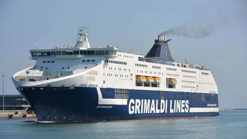 Archivo - Barco atracado en uno de los puertos.
